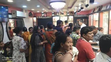 ପବିତ୍ର ଅକ୍ଷୟ ତୃତୀୟା ଉପଲକ୍ଷେ ସୁନା ଓ ରୁପା ଅଳଙ୍କାର କ୍ରୟ ପାଇଁ ଜୁଏଲାରୀ ଦୋକାନରେ ଗ୍ରାହକଙ୍କ ପ୍ରବଳ ଭିଡ଼। କୋଣାର୍କ ଖବର।