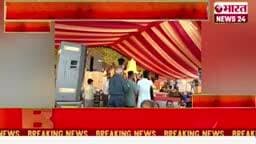 दिल्ली रोहिणी से खबर पूज्य पंडित प्रदीप मिश्रा जी कथा का आयोजन हुआ ऐसी को देखते हुए लोग छतरी लगाकर कथा में सहभागिता बने