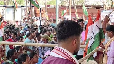 বিরবাহা হাঁসদা-র সমর্থনে বেলপাহাড়ীর কুচলাপাহাড়ী ফুটবল ময়দানে বক্তব্য রাখছেন ঝাড়খন্ডের মুখ্যমন্ত্রী হেমন্ত সোরেন