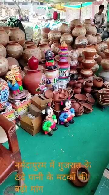 नर्मदापुरम में गुजरात के ठंडे पानी के मटकों की बढ़ी मांग#