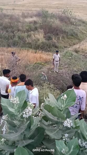 दिनारा थाना क्षेत्र के गौरा पुल के पास सड़क किनारे झाड़ी में अज्ञात शव मिलने से सनसनी। सूचना मिलते ही मौके पर पहुंची दिन...