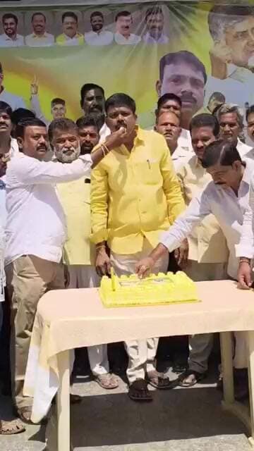 గుత్తి కార్మిక సంక్షేమ శాఖ బోర్డు చైర్మన్ వెంకటశివుడుయాదవ్ నివాసంలో సీఎం జన్మదిన వేడుకలు#ksktv #cbn