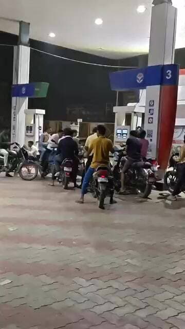 डीजल-पेट्रोल संकट गहराया, पाली में टैंकर पहुंचते ही पंप पर उमड़ी वाहनों की भीड़