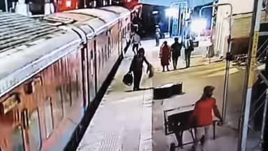 टूंडला: टूंडला स्टेशन पर ट्रेन में चढ़ते समय बेहोश होकर गिरे यात्री की ट्रेन के नीचे आने से हुई मौत, सीसीटीवी फुटेज आया सामने