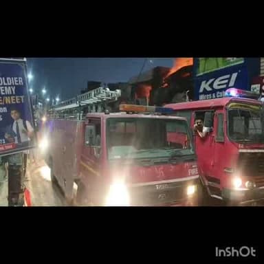 टोंक: टोंक में इलेक्ट्रिक गोदाम के सामान में लगी भीषण आग, घंटाघर के पास एसएमबी भोजनालय के ऊपर फर्स्ट फ्लोर पर लगी आग
