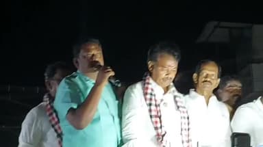 திருமயம்: அதிமுக வேட்பாளருக்கு ஆதரவு கேட்டு பிரச்சாரம் மேற்கொண்ட அமமுக மா செ வீரமணி மற்றும் Ex ஊராட்சி மன்ற தலைவர் சிக்கந்தர் தகர கொட்டகை பகுதியில்