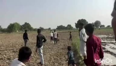 एत्मादपुर: नगला बरी में खेत के कब्जे को लेकर दो सगे भाइयों के परिवारों के बीच मारपीट, दो लोग घायल, वीडियो हुआ वायरल