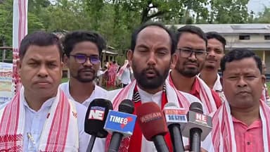 ধুবুৰী ভাগ: হালাকুৰা হাইস্কুলৰ খেলপথাৰত বিহুৰ ৫০ তম সোনালী জয়ন্তী উৎযাপনৰ প্ৰথমটো দিনত লাইখুটা স্থাপনলৈ সমিতিৰ প্ৰতিক্ৰিয়া।