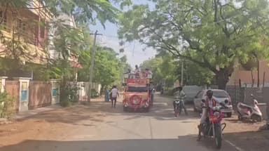 தூத்துக்குடி: தவெக. வேட்பாளர் நடிகர் ஸ்ரீநாத் பிரையண்ட்நகரில் மாற்றுத்திறனாளி இளைஞர் ஒருவருக்கு சால்வை அணிவித்து தீவிரவாக்கு சேகரிப்பு