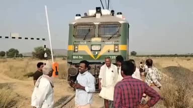 సంజామల మండలంలో ట్రాక్టర్లను ఢీకొట్టిన రైలు,రైతుకు తీవ్ర గాయాలు