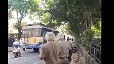 ਜਲੰਧਰ 1: ਲਿੰਕ ਰੋਡ ਚੁਣਮੁਣ ਮੋਲ ਦੇ ਬਾਹਰ ਇੱਕ ਬੱਸ ਅਤੇ ਬਾਇਕ ਵਿਚਾਲੇ ਹੋਈ ਟੱਕਰ ਬਾਇਕ ਚਾਲਕ ਦੀ ਹੋਈ ਮੌਤ