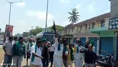 ಗುಂಡ್ಲುಪೇಟೆ: ನಾಲ್ಕುನೇ ಹಂತದ ಕೆರೆಗಳಿಗೆ ನೀರು ತುಂಬಿಸುವ ಯೋಜನೆ ಪೂರ್ಣಗೊಂಡಿಲ್ಲ ಎಂದು ಪಟ್ಟಣದಲ್ಲಿ ರೈತರಿಂದ ಪ್ರತಿಭಟನೆ