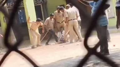 తాడిపత్రి: పెద్దవడుగూరులో గడ్డివాములకు నిప్పు పెట్టిన నిందితుడు సుధాకర్ ను చితకబాదిన ఎస్ఐ ఆంజనేయులు