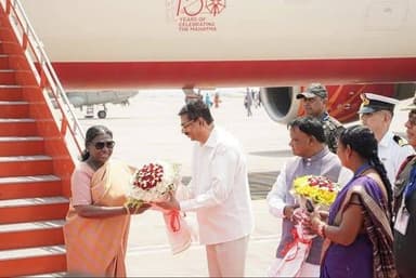 #ଫଟୋରେ_ଖବର
ଝାରସୁଗୁଡା ବିମାନ ବନ୍ଦରରେ ରାଷ୍ଟ୍ରପତି ଦ୍ରୌପଦୀ ମୁର୍ମୁଙ୍କୁ ସ୍ବାଗତ କରୁଛନ୍ତି ରାଜ୍ୟପାଳ ଡ. ହରିବାବୁ କମ୍ଭମପାଟି ଓ ମୁଖ୍ୟମନ...