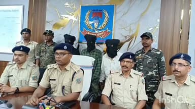 चाईबासा: गांवों में घूमकर मोबाइल चोरी करने वाले 3 आरोपी गिरफ्तार, 7 मोबाइल बरामद, पुलिस ने की प्रेस वार्ता