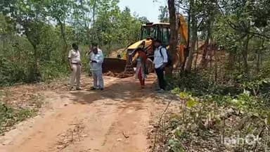 ପାଟଣା: ରେଙ୍ଗାଳଗୋଡା ବାଲି ଘାଟରେ ଲଘୁ ଖଣି ବିଭାଗର ଚଢ଼ାଉ। ଗାଡି ଚଳାଚଳ ରାସ୍ତା ରେ ଟ୍ରେଞ୍ଚ ଖୋଳିଲା ବିଭାଗ