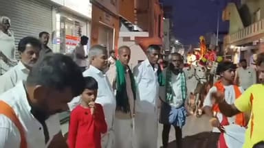 ಹೊಳಲ್ಕೆರೆ: ಪಟ್ಟಣದಲ್ಲಿ ಶ್ರೀ ಬಸವ ಜಯಂತಿ ಅಂಗವಾಗಿ ಶ್ರೀ ವೀರಭದ್ರೇಶ್ವರ ಸ್ವಾಮಿಯ ಪಲ್ಲಕ್ಕಿ ಉತ್ಸವ