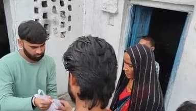 नरवर युवा फाउंडेशन के अध्यक्ष बिलाल खान द्वारा गरीब आदिवासी महिला गुड्डी बाई आदिवासी को किया गया राशन बितरण एवं हर संभव मदद हेतु दिया गया आश्वासन।