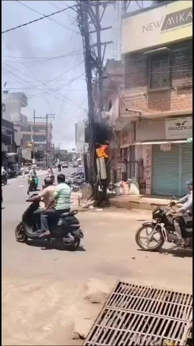 टीकमगढ़: शैल सागर चौराहे पर डीपी में आग, बढ़ती गर्मी बनी वजह, बिजली विभाग नदारद
