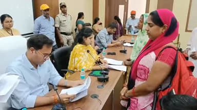 🔹कलेक्टर श्री आशीष तिवारी कलेक्ट्रेट में आयोजित #जनसुनवाई में लोगों की समस्याएं सुन रहे हैं।
🔹अधिकारियों को निराकरण के द...