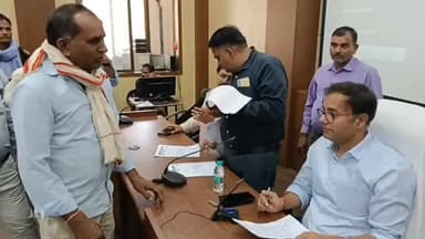 🔹कलेक्टर श्री आशीष तिवारी कलेक्ट्रेट में आयोजित #जनसुनवाई में लोगों की समस्याएं सुन रहे हैं।
🔹अधिकारियों को निराकरण के द...