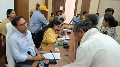 🔹कलेक्टर श्री आशीष तिवारी कलेक्ट्रेट में आयोजित #जनसुनवाई में लोगों की समस्याएं सुन रहे हैं।
🔹अधिकारियों को निराकरण के द...