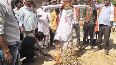 धुन्नी सिंह समर्थकों ने अखिलेश यादव का फूंका पुतला
फतेहपुर में सियासी घमासान तेज, आरोप-प्रत्यारोप का दौर जारी
बीजेपी क...