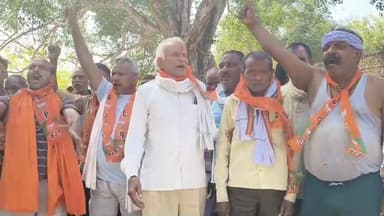 धुन्नी सिंह समर्थकों ने अखिलेश यादव का फूंका पुतला
फतेहपुर में सियासी घमासान तेज, आरोप-प्रत्यारोप का दौर जारी
बीजेपी क...