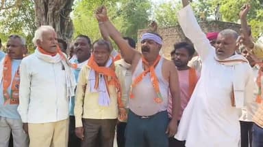 धुन्नी सिंह समर्थकों ने अखिलेश यादव का फूंका पुतला
फतेहपुर में सियासी घमासान तेज, आरोप-प्रत्यारोप का दौर जारी
बीजेपी क...