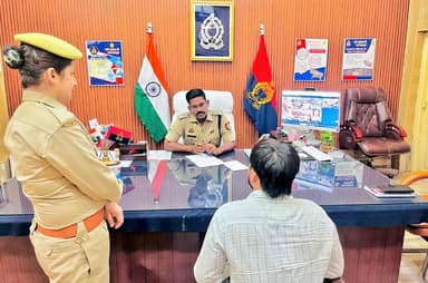 एटा~ वरिष्ठ पुलिस अधीक्षक एटा द्वारा पुलिस कार्यालय पर आये फरियादियों की समस्याओं को सुनकर उनकी समस्याओं का उचित, गुणवत्...
