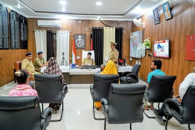 #Etawahpolice
⏭️SSP इटावा @BrijeshS_211 द्वारा जनसुनवाई में आए फरियादियों की सुनी गई समस्याएं, जनसुनवाई के दौरान प्राप्...