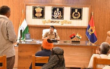 पुलिस अधीक्षक कुशीनगर श्री केशव कुमार द्वारा पुलिस कार्यालय में आये आवेदकों की समस्याओ को विस्तारपूर्वक सुनकर न्याय का भ...