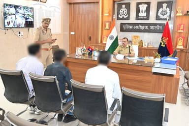 पुलिस अधीक्षक जालौन द्वारा क्षेत्राधिकारी व थाना प्रभारीगण के साथ गूगल मीट के माध्यम से वर्चुअली जनसुनवाई कर थानों/कार्य...