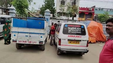 🚨 EXCLUSIVE 🚨
বিয়ের নেমন্তন্নে এসে মর্মান্তিক পরিণতি!
মামার বাড়িতে গলায় দড়ি দিয়ে আত্মঘাতী ২২ বছরের যুবতী পূর্বা মন...