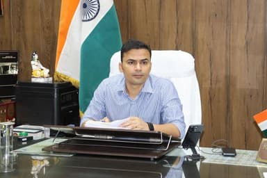 #SPSambhal @Krishan_IPS द्वारा पुलिस कार्यालय पर जनसुनवाई कर फरियादियों की समस्याओं/शिकायतों को सुना गया, जनसुनवाई के दौ...