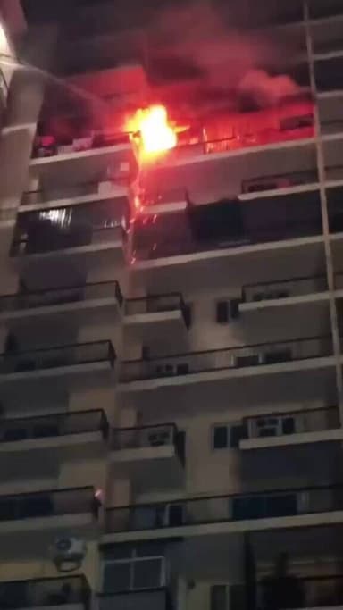 #ग्रेटर_नोएडा_वेस्ट की एक सोसाइटी में लगी भयंकर आग ने पूरे घर का सामान राख कर दिया 🔥
अब बड़ा सवाल, क्या हाईराइज़ में फाय...