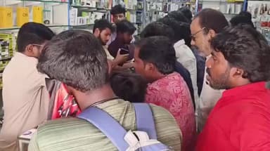 పత్తికొండ: పత్తికొండలో కస్టమర్లతో కిక్కిరిసిన మొబైల్ దుకాణం ఒక్క రూపాయికి స్క్రీన్ కార్డు