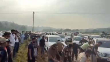 ಮಡಿಕೇರಿ: ಎಮ್ಮೆಮಾಡುವಿನಲ್ಲಿ ಉರೂಸ್ ಕಾರ್ಯಕ್ರಮದ ವೇಳೆ ಸುರಿದ ಧಾರಾಕಾರ ಮಳೆ, ಕೆಸರಲ್ಲಿ ಸಿಲುಕಿದ ವಾಹನಗಳು