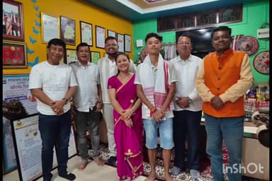 পূব ডিব্ৰুগড়: CBSE ৰ দশম শ্ৰেণীৰ পৰীক্ষাত উত্তীৰ্ণ হোৱা লাহোৱালৰ বিনিত গগৈক সম্বৰ্ধনা জনালে বিজেপি জেষ্ঠ নেতা পৰাগ দত্তই