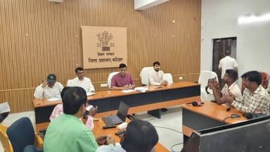 समाहरणालय सभागार में प्रेस वार्ता के क्रम में जिला पदाधिकारी महोदय श्री आशुतोष द्विवेदी के द्वारा कटिहार जिला में LPG गै...