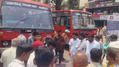 ಚಿಕ್ಕೋಡಿ: ಚಲಿಸುತ್ತಿದ್ದ ಕಾರಿಗೆ ಹಿಂಬದಿಯಿಂದ ಡಿಕ್ಕಿ ಹೊಡೆದ ಬಸ್ :ಪಟ್ಣಣದಲ್ಲಿ ನಡೆದ ಘಟನೆ