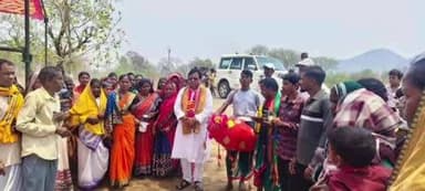 ଖରିଆର: ଜୁନାପାଣି ଗ୍ରାମଠାରେ ନବନିର୍ମିତ ମାଁ ମାହେଶ୍ୱରୀଙ୍କ ମନ୍ଦିରର କୁମ୍ଭଭରଣ ଉତ୍ସବ ଅନୁଷ୍ଠିତ