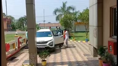 সিউড়ি ১: বিজেপি প্রার্থীর সমর্থনে রোডশো করতে হেলিকপ্টারে করে এসে উপস্থিত হলেন রাজ্য বিজেপি সভাপতি শ্রমিক ভট্টাচার্য