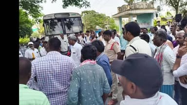 మధిర: నాగులవంచ లో మొక్కజొన్నలు 26 క్వింటాళ్ళ పరిమితిని ఎత్తివేయాలని రైతులు రాస్తారోకో