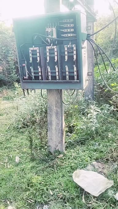 मेरा निवेदन इसमें ठक्कन लगना चाइए यहाँ छोटे छोटे बच्चे खेलते है बेलखाडू पड़ाओ