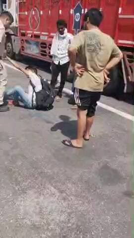 रामगढ़: दिल्ली-मुंबई एक्सप्रेस वे पर ट्रक चालक से पुलिसकर्मी द्वारा मारपीट का वीडियो वायरल, घायल का अस्पताल में इलाज जारी