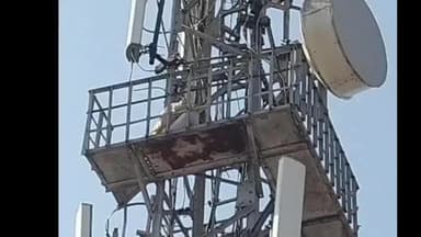 निज़ामाबाद: युवती ने प्रेमी के घर रहने की जिद में टॉवर पर चढ़कर तीन घंटे तक चलाया हाई वोल्टेज ड्रामा