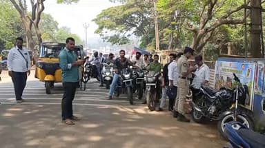 పాడేరులో వాహనాల పెండింగ్లో ఉన్న చలానాలపై ప్రత్యేక డ్రైవ్ నిర్వహించిన ఎస్సై పాపి నాయుడు