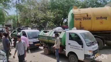 कोल: अलीगढ़ में अर्बन कंपनी के कर्मचारियों ने वेतन न मिलने पर किया काम बंद, A TO Z में कूड़े से भरे ट्रैक्टर और डंपर खड़े