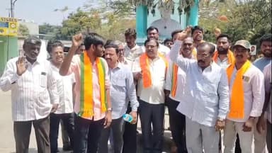 పలమనేరు: విశ్వహిందూ పరిషత్ ఆధ్వర్యంలో ప్రకాష్ రాజు దిష్టిబొమ్మ దగ్ధం